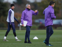 [ẢNH] Vừa đến Tottenham, Mourinho lao ngay vào công việc