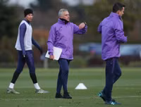 [ẢNH] Vừa đến Tottenham, Mourinho lao ngay vào công việc