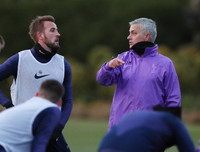 [ẢNH] Vừa đến Tottenham, Mourinho lao ngay vào công việc