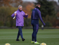 [ẢNH] Vừa đến Tottenham, Mourinho lao ngay vào công việc