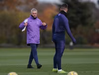 [ẢNH] Vừa đến Tottenham, Mourinho lao ngay vào công việc