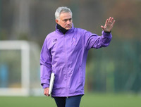 [ẢNH] Vừa đến Tottenham, Mourinho lao ngay vào công việc