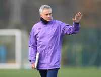 [ẢNH] Vừa đến Tottenham, Mourinho lao ngay vào công việc