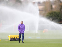 [ẢNH] Vừa đến Tottenham, Mourinho lao ngay vào công việc