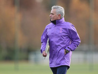 [ẢNH] Vừa đến Tottenham, Mourinho lao ngay vào công việc