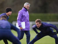 [ẢNH] Vừa đến Tottenham, Mourinho lao ngay vào công việc