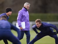 [ẢNH] Vừa đến Tottenham, Mourinho lao ngay vào công việc