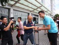 [ẢNH] ĐT Việt Nam bịn rịn chia tay nhau ở Thái Lan