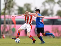 Giggs và Scholes thích thú xem đội trẻ PVF đánh bại mầm non giải Ngoại hạng Anh