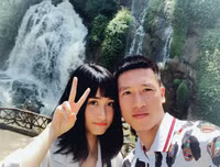 [ẢNH] Tiền vệ Huy Hùng nắm chặt tay bạn gái khi đi nhận thưởng 1 tỷ đồng