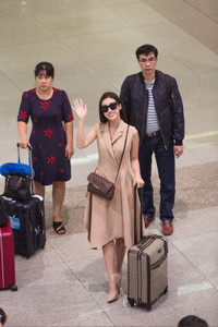 Trở về từ Miss World, Mỹ Linh đeo kính đen che mắt thâm quầng