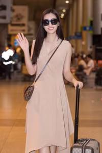 Trở về từ Miss World, Mỹ Linh đeo kính đen che mắt thâm quầng