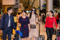 Trở về từ Miss World, Mỹ Linh đeo kính đen che mắt thâm quầng