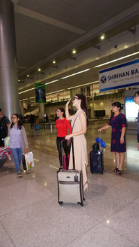 Trở về từ Miss World, Mỹ Linh đeo kính đen che mắt thâm quầng