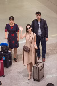 Trở về từ Miss World, Mỹ Linh đeo kính đen che mắt thâm quầng