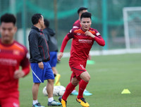 [ẢNH] Tạm thoát nỗi buồn ở Bỉ, Công Phượng vui vẻ tập cùng ĐT Việt Nam