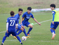 [ẢNH] Công Phượng khoe kiểu tóc xù, hứng khởi cùng đồng đội tập luyện