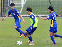 [ẢNH] Công Phượng khoe kiểu tóc xù, hứng khởi cùng đồng đội tập luyện