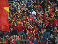 [ẢNH] Việt Nam đại thắng Thái Lan, Thủ tướng Nguyễn Xuân Phúc vui mừng với HLV Park