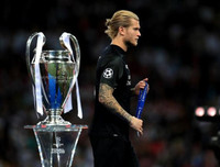 [ẢNH] Ngay cả Tấn Trường, Phí Minh Long cũng không tệ hại như Karius của Liverpool