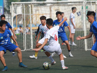 [ẢNH] Hai lần để THPT Chuyên Ngoại ngữ chọc thủng lưới, thủ môn trường Vân Tảo ôm mặt khóc