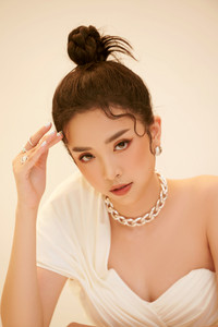 Á hậu Thúy An khoe vẻ đẹp quyến rũ khi bước sang tuổi 23