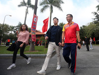 Quán quân Olympic Jin Jong-oh trổ tài bắn súng trước các xạ thủ Việt Nam