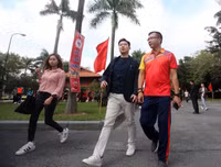 Quán quân Olympic Jin Jong-oh trổ tài bắn súng trước các xạ thủ Việt Nam