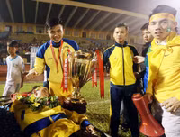 [Ảnh] Đội bóng xứ Nghệ phấn khích với chức vô địch lịch sử