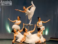 Hình ảnh hậu trường ít thấy của nghệ sỹ xiếc trước giờ sân khấu sáng đèn