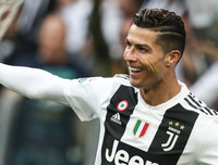 [ẢNH] Ronaldo thoải mái tu rượu khi Juve vô địch Serie A sớm 5 vòng