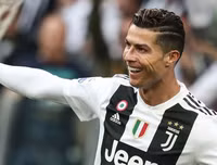 [ẢNH] Ronaldo thoải mái tu rượu khi Juve vô địch Serie A sớm 5 vòng