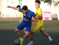 [ẢNH] Cầu thủ THPT Đống Đa công kênh HLV sau chiến thắng nghẹt thở