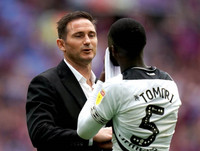 [ẢNH] Lampard buồn bã nhìn đội của Terry lên hạng, sau trận đấu đắt giá nhất hành tinh