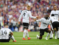 [ẢNH] Lampard buồn bã nhìn đội của Terry lên hạng, sau trận đấu đắt giá nhất hành tinh