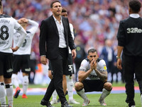 [ẢNH] Lampard buồn bã nhìn đội của Terry lên hạng, sau trận đấu đắt giá nhất hành tinh