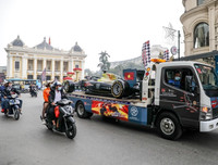 [ẢNH] Người Hà Nội thích thú ngắm mô hình xe F1 sống động như thật