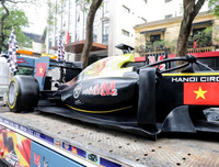 [ẢNH] Người Hà Nội thích thú ngắm mô hình xe F1 sống động như thật