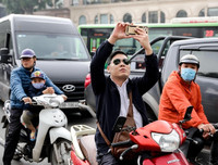 [ẢNH] Người Hà Nội thích thú ngắm mô hình xe F1 sống động như thật