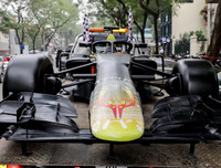 [ẢNH] Người Hà Nội thích thú ngắm mô hình xe F1 sống động như thật