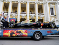 [ẢNH] Người Hà Nội thích thú ngắm mô hình xe F1 sống động như thật