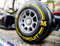 [ẢNH] Người Hà Nội thích thú ngắm mô hình xe F1 sống động như thật