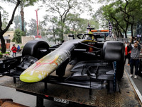 [ẢNH] Người Hà Nội thích thú ngắm mô hình xe F1 sống động như thật