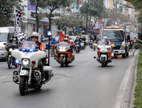 [ẢNH] Người Hà Nội thích thú ngắm mô hình xe F1 sống động như thật