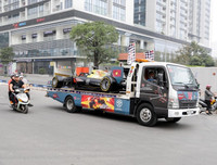 [ẢNH] Người Hà Nội thích thú ngắm mô hình xe F1 sống động như thật