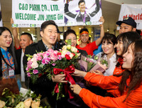 Quán quân Olympic Jin Jong-oh trổ tài bắn súng trước các xạ thủ Việt Nam