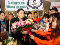 Quán quân Olympic Jin Jong-oh trổ tài bắn súng trước các xạ thủ Việt Nam