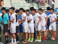 [ẢNH] Hai lần để THPT Chuyên Ngoại ngữ chọc thủng lưới, thủ môn trường Vân Tảo ôm mặt khóc