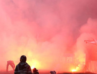 [ẢNH] Trận Hà Nội - Hải Phòng gián đoạn vì pháo sáng của cổ động viên quá khích