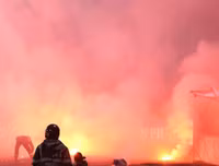 [ẢNH] Trận Hà Nội - Hải Phòng gián đoạn vì pháo sáng của cổ động viên quá khích